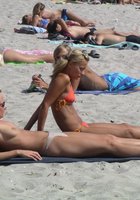 Девки отдыхают на пляже топлес 18 фотография