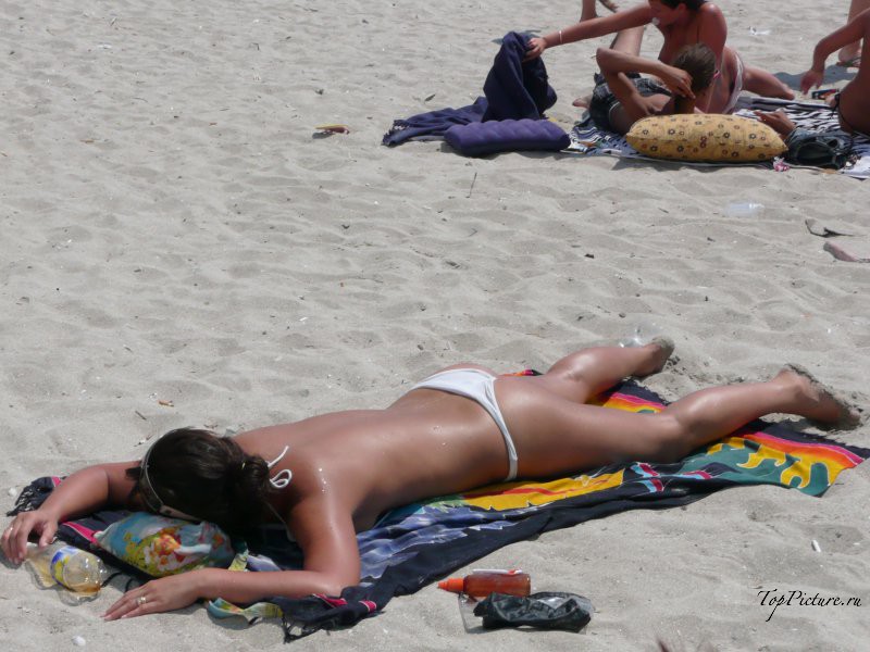 Девки отдыхают на пляже топлес 3 фотография