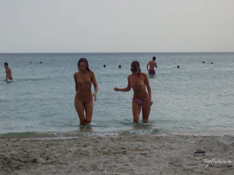 Девки отдыхают на пляже топлес 7 фотография