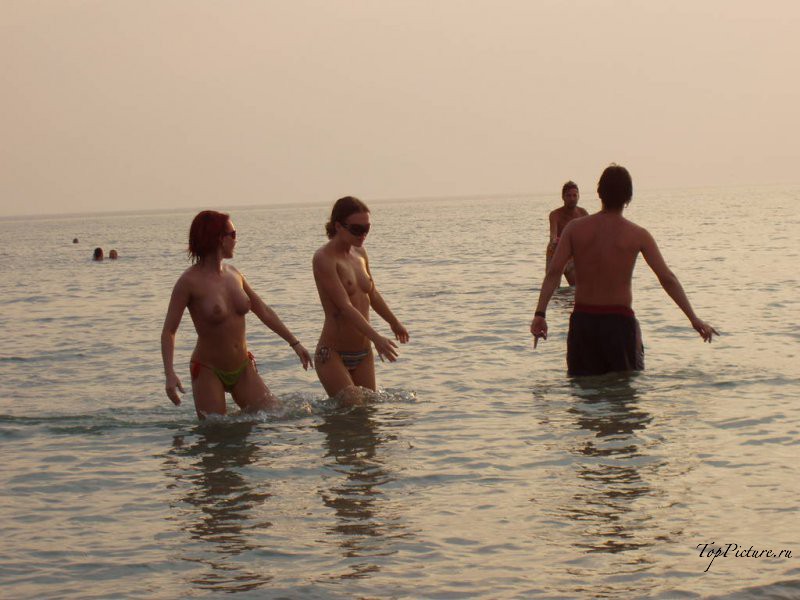 Девки отдыхают на пляже топлес 12 фотография