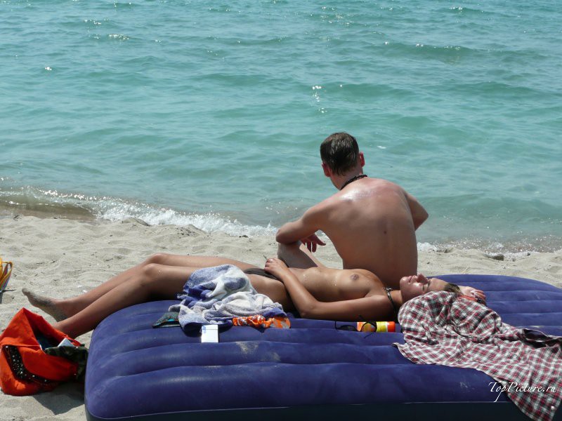 Девки отдыхают на пляже топлес 14 фотография