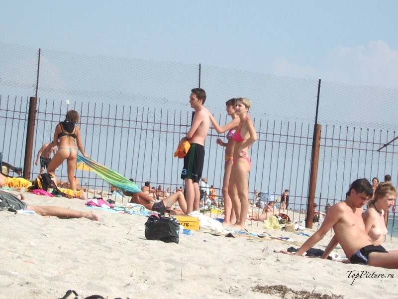 Девки отдыхают на пляже топлес 16 фотография