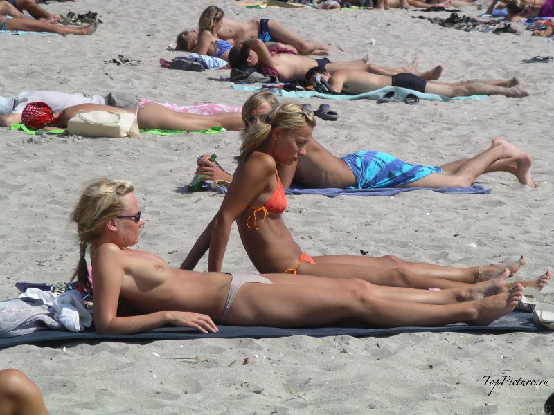 Девки отдыхают на пляже топлес 18 фотография