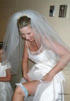 Невесты обожают шалить в день свадьбы 2 фото