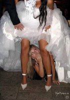 Невесты обожают шалить в день свадьбы 4 фото