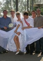 Невесты обожают шалить в день свадьбы 8 фото