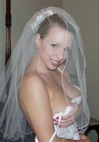 Невесты обожают шалить в день свадьбы 10 фото