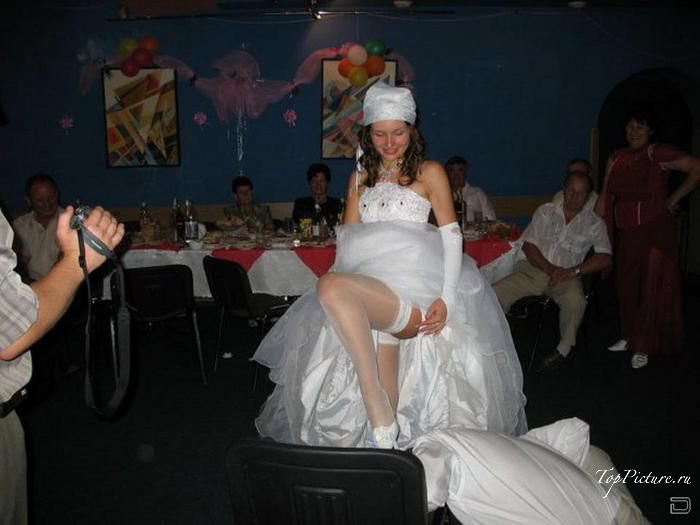 Невесты обожают шалить в день свадьбы 6 фотография
