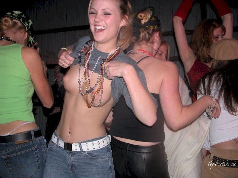 На вечеринке выпившие сучки показывают голые сиськи 8 фотография