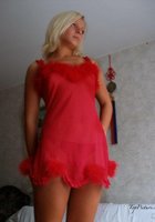 Блондиночка позирует на диване в красном белье 10 фото