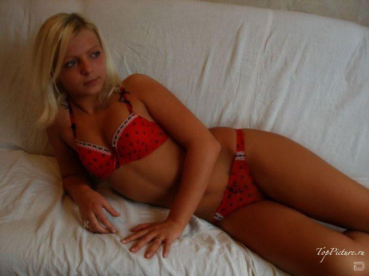 Блондиночка позирует на диване в красном белье 1 фотография