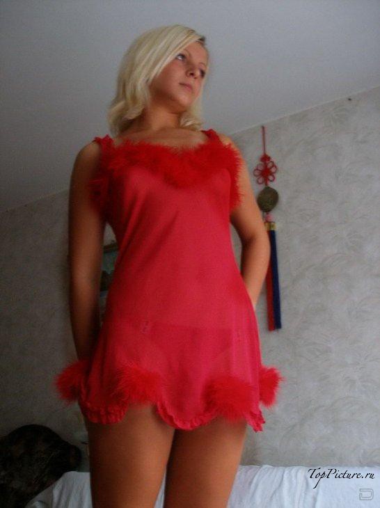 Блондиночка позирует на диване в красном белье 10 фотография