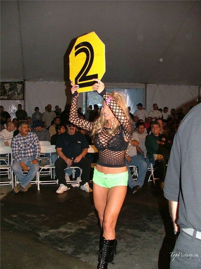 Сексапильные девки выносят на ринг таблички с цифрами 7 фотография