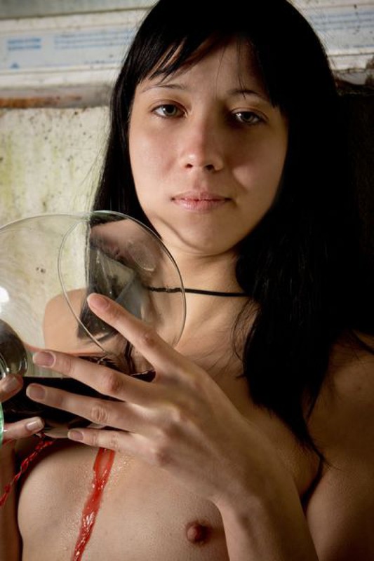 Брюнетка поливает вином полуголое тело в заброшке 8 фотография