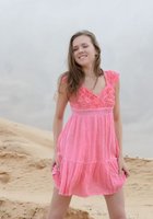 Молодая принцесса оголила сисечки на песке 12 фото