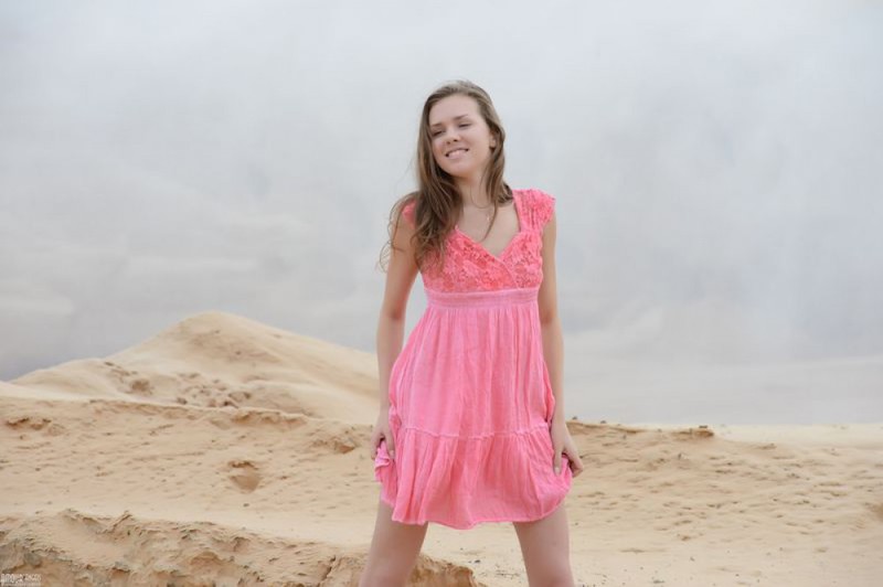 Молодая принцесса оголила сисечки на песке 12 фотография