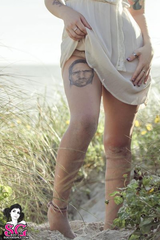 Красивая дева хвастается собой в траве на берегу моря 10 фотография