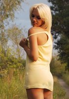 Жгучая блондиночка разделась на грунтовой дороге 3 фотография