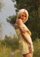 Жгучая блондиночка разделась на грунтовой дороге 9 фотография
