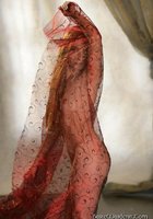 Нимфа окутала голое тело красной тканью 11 фотография