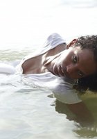 Негритянка искупалась в воде в белом одеянии 3 фото