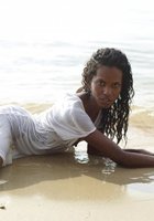 Негритянка искупалась в воде в белом одеянии 9 фото