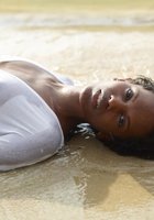 Негритянка искупалась в воде в белом одеянии 12 фото