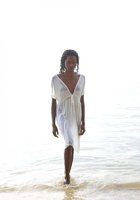 Негритянка искупалась в воде в белом одеянии 15 фото