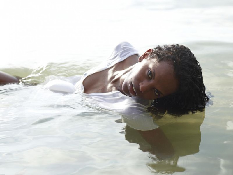 Негритянка искупалась в воде в белом одеянии 3 фотография
