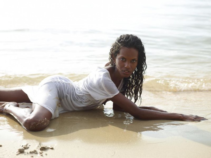 Негритянка искупалась в воде в белом одеянии 9 фотография