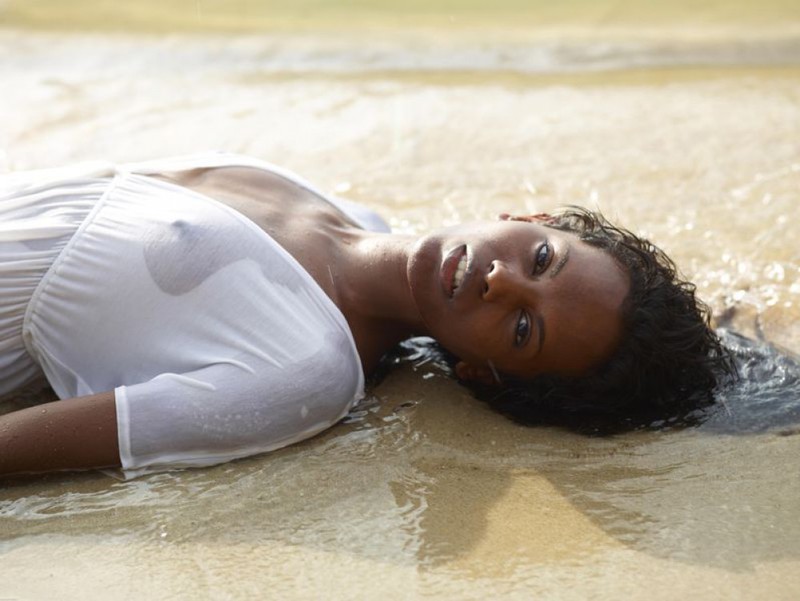 Негритянка искупалась в воде в белом одеянии 12 фотография