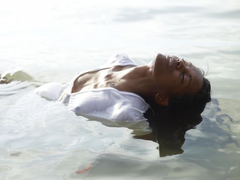 Негритянка искупалась в воде в белом одеянии 13 фотография