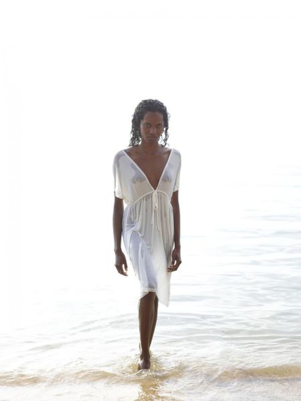 Негритянка искупалась в воде в белом одеянии 15 фотография