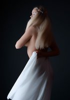В студии блондинка скинула с себя белую ткань 10 фотография