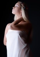 В студии блондинка скинула с себя белую ткань 14 фото
