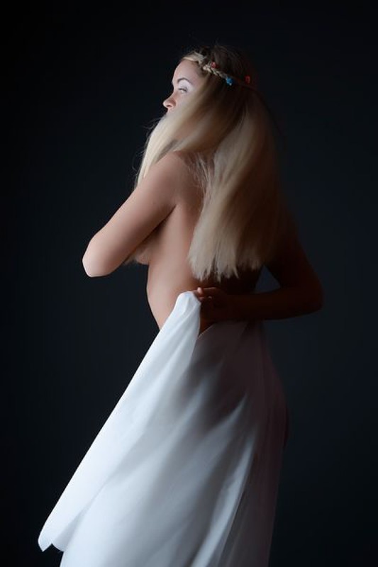 В студии блондинка скинула с себя белую ткань 10 фотография