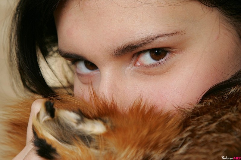 Красивая девушка позирует голышом в охотничьем домике 15 фотография