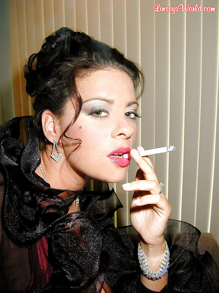 Милфа Linsey Dawn McKenzie курит в красивом белье 5 фотография