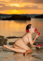 Курортница хвастается красивыми ножками на пляже 12 фото