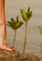 Курортница хвастается красивыми ножками на пляже 16 фото