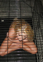 Милая рабыня Jessie Andrews раздевается в клетке 15 фотография