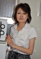 Зрелая японка снимает нижнее белье 3 фото