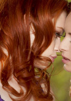 Рыжеволосые проказницы Ashley Graham и Justine Joli целуются, обнажая сиськи 3 фото