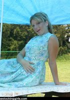Дама на пикнике снимает платье и позирует в чулках 1 фотография