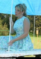 Дама на пикнике снимает платье и позирует в чулках 2 фото