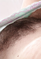 Немолодая леди обнажила волосатую вагину 2 фото
