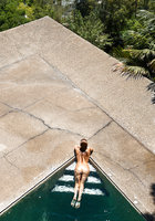 Курортница Gia Marie купается в бассейне голой 4 фотография