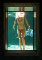 Курортница Gia Marie купается в бассейне голой 12 фото