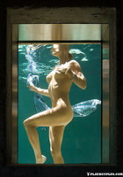 Курортница Gia Marie купается в бассейне голой 15 фотография