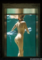 Курортница Gia Marie купается в бассейне голой 16 фото